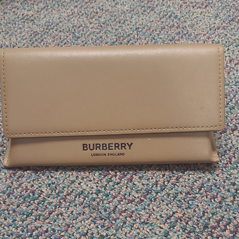 NWOT Burberry Tan EyeGlass Case Elegant Minimalist Design